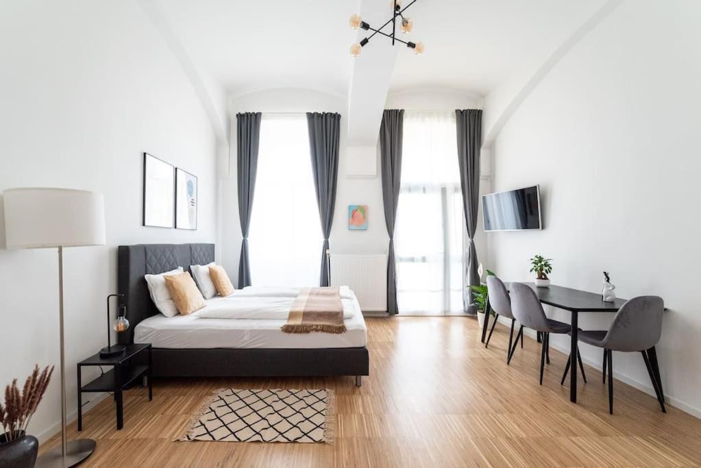 Neat Steps To Center By Hm Apartment Wien